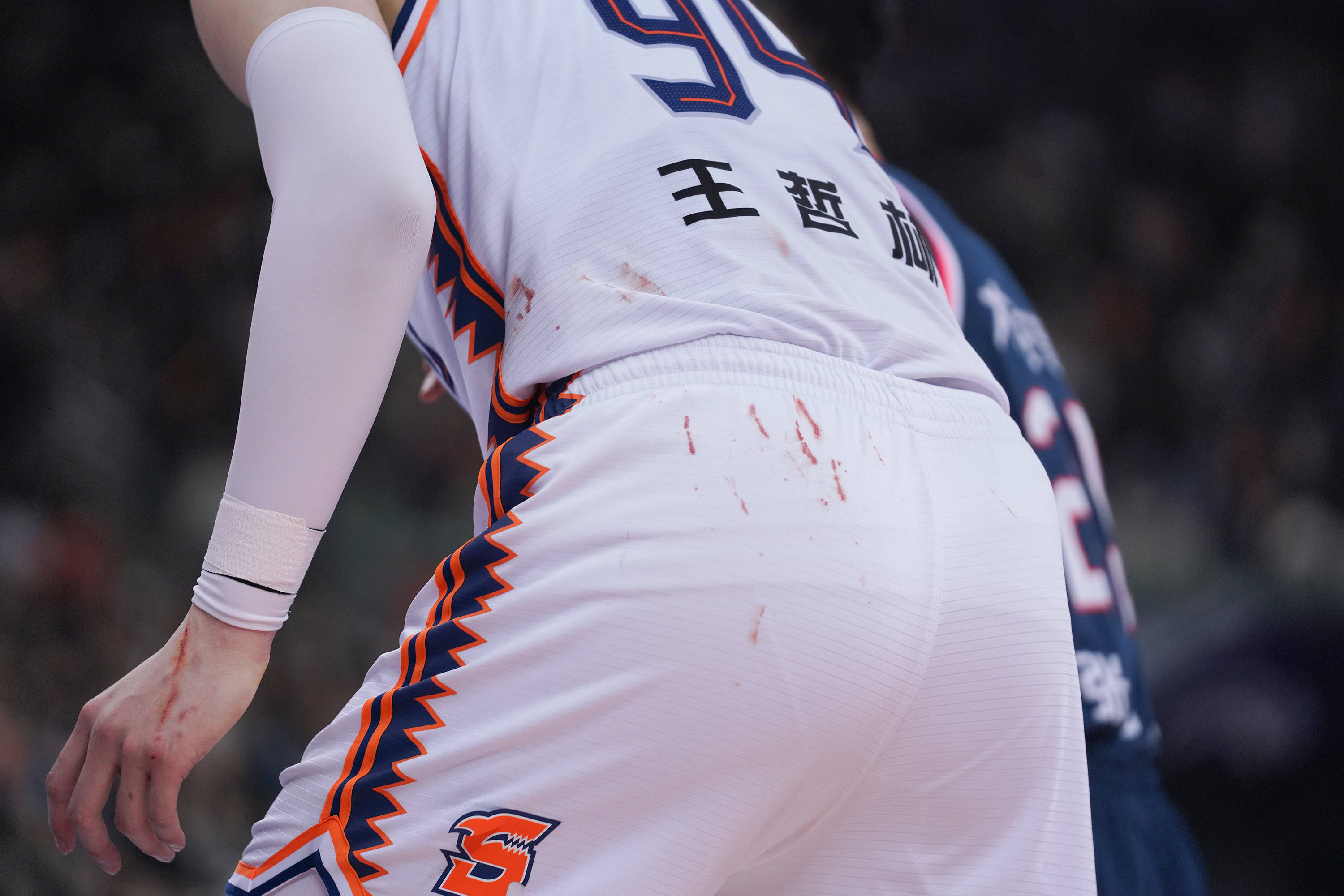 爱游戏中原雷霆队鏖战塞北金雕队，冲浪大奖赛火力全开，转换速度占优。战术板得到兑现的简单介绍