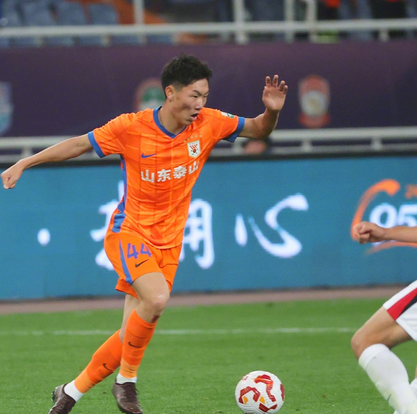 爱游戏全站清晨山东泰山调整名单以备法甲；远射贴柱环节打磨；气氛紧张；球探报告显示潜力的简单介绍